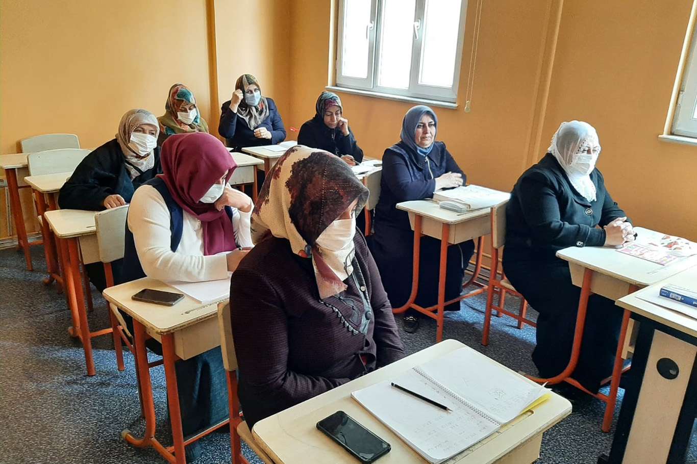 Diyarbakır'da her yaştan kadının gittiği okuma yazma kursu ilgi görüyor Diyarbakır'da her yaştan kadının gittiği okuma yazma kursu ilgi görüyor